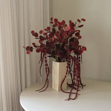 Ramo sintético Burgundy Veil - Eucalipto, amaranto, 84 cm - Botané