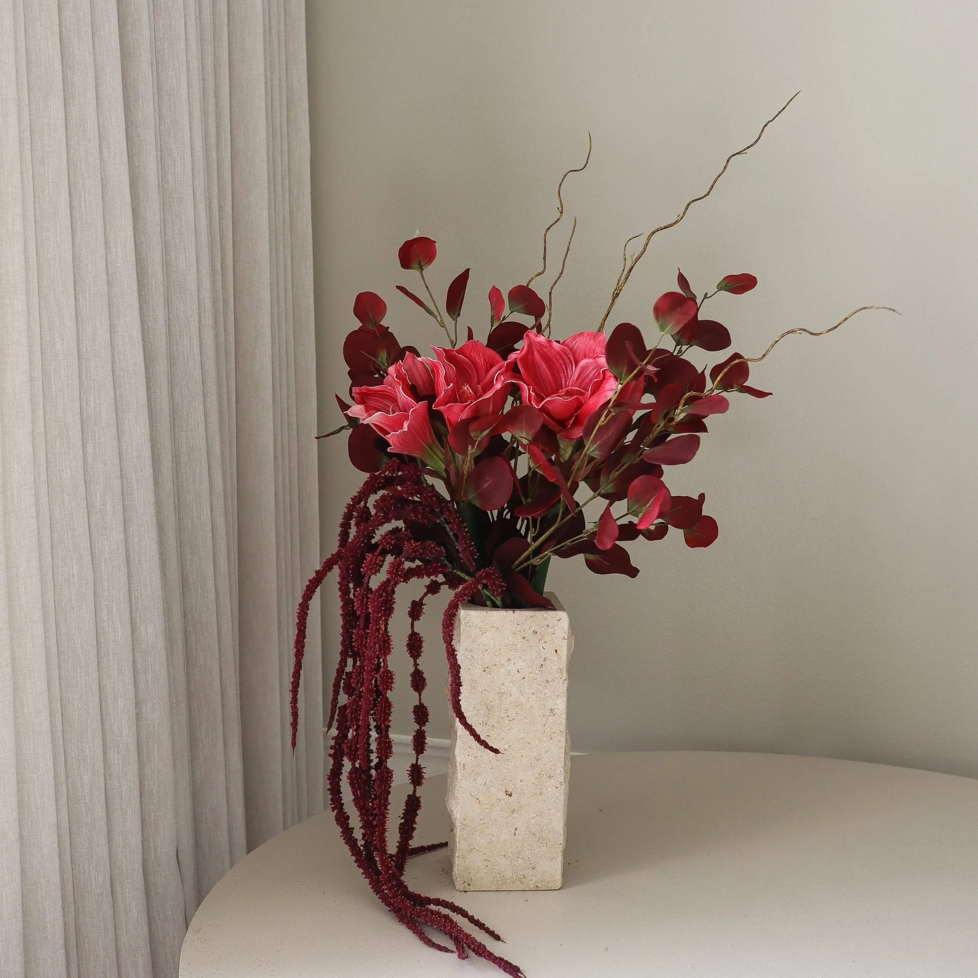 Ramo sintético Deep Bloom, Amarilis, eucalipto, amaranto, ramas, 120 cm Botané