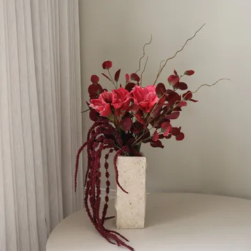 Ramo sintético Deep Bloom - Amarilis, eucalipto, amaranto, ramas, 120 cm - Botané