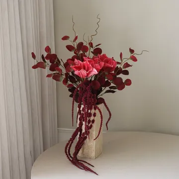 Ramo sintético Deep Bloom - Amarilis, eucalipto, amaranto, ramas, 120 cm - Botané