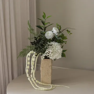 Ramo sintético Green Veil - Ranúnculo, hortensia, amaranto, 85 cm - Botané