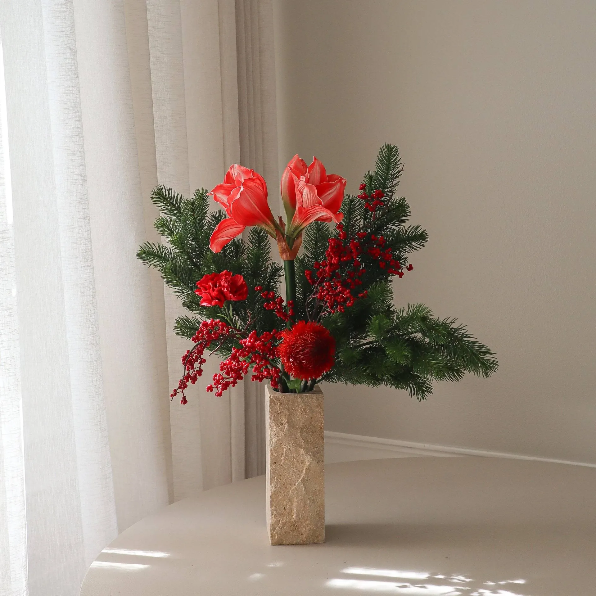 Ramo sintético Red Spritz, Amarilis, clavel, ramas con bayas, ramas de abeto, 72 cm Botané