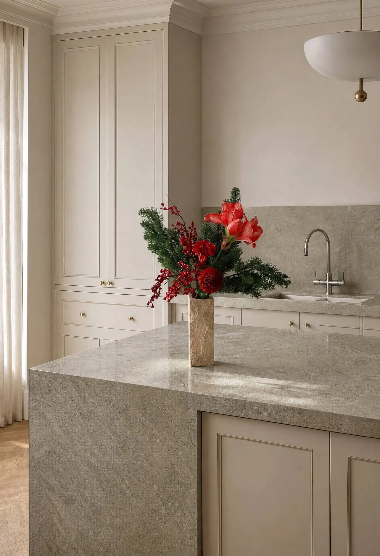 Ramo sintético Red Spritz, Amarilis, clavel, ramas con bayas, ramas de abeto, 72 cm Botané
