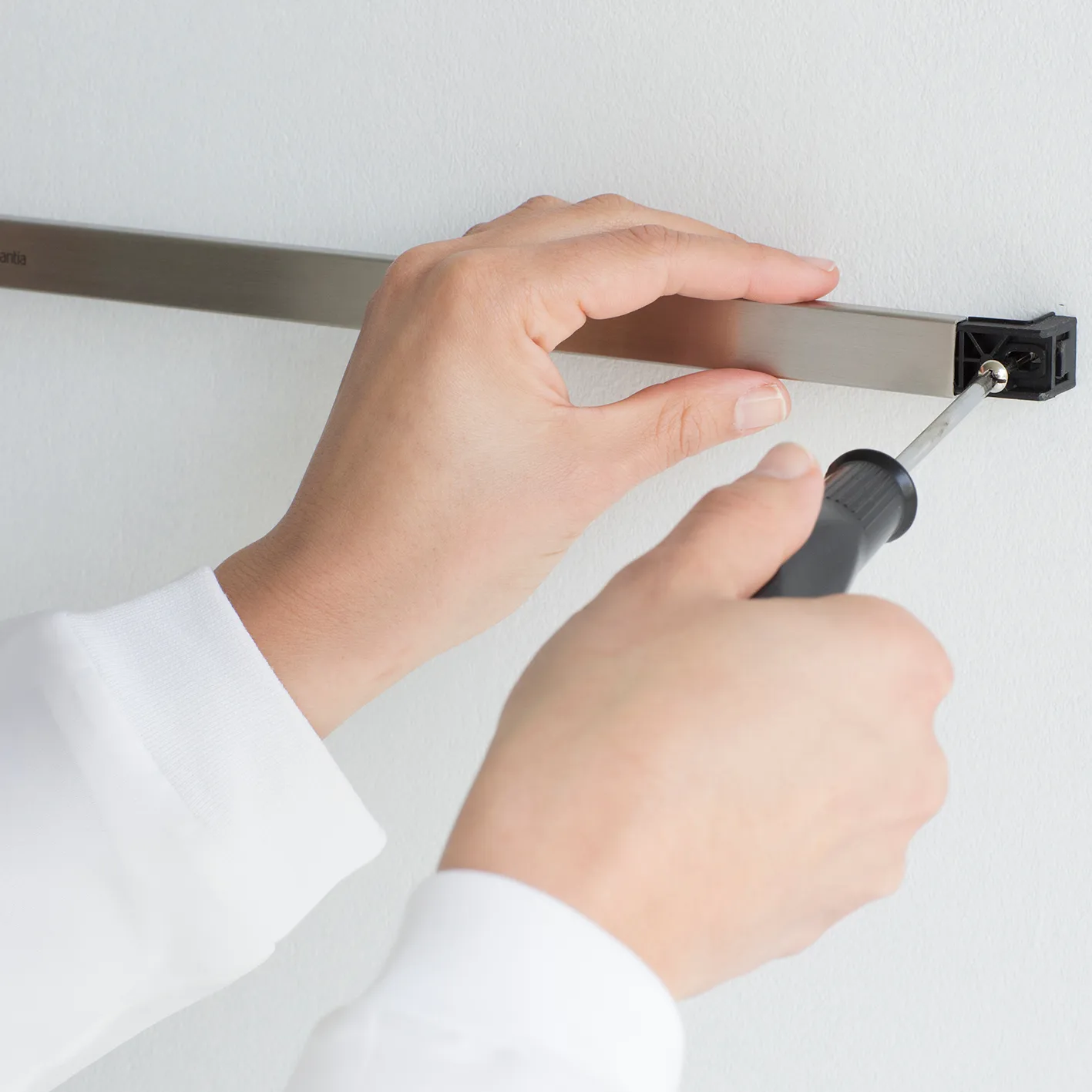 Barra para pared Profile 60 cm, acero cepillado mate Brabantia