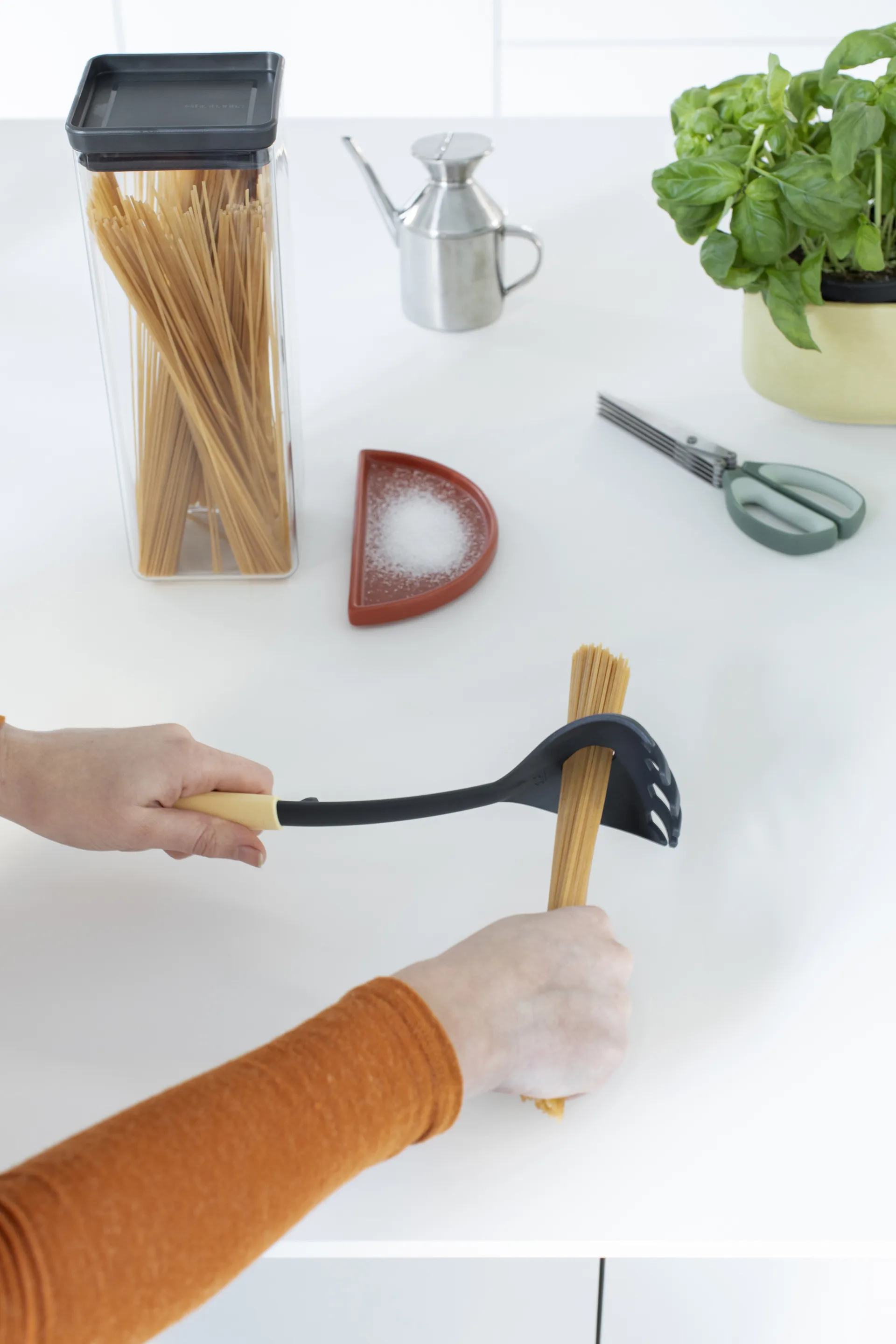 Bote cuadrado TASTY+ 2,5 L, gris oscuro Brabantia