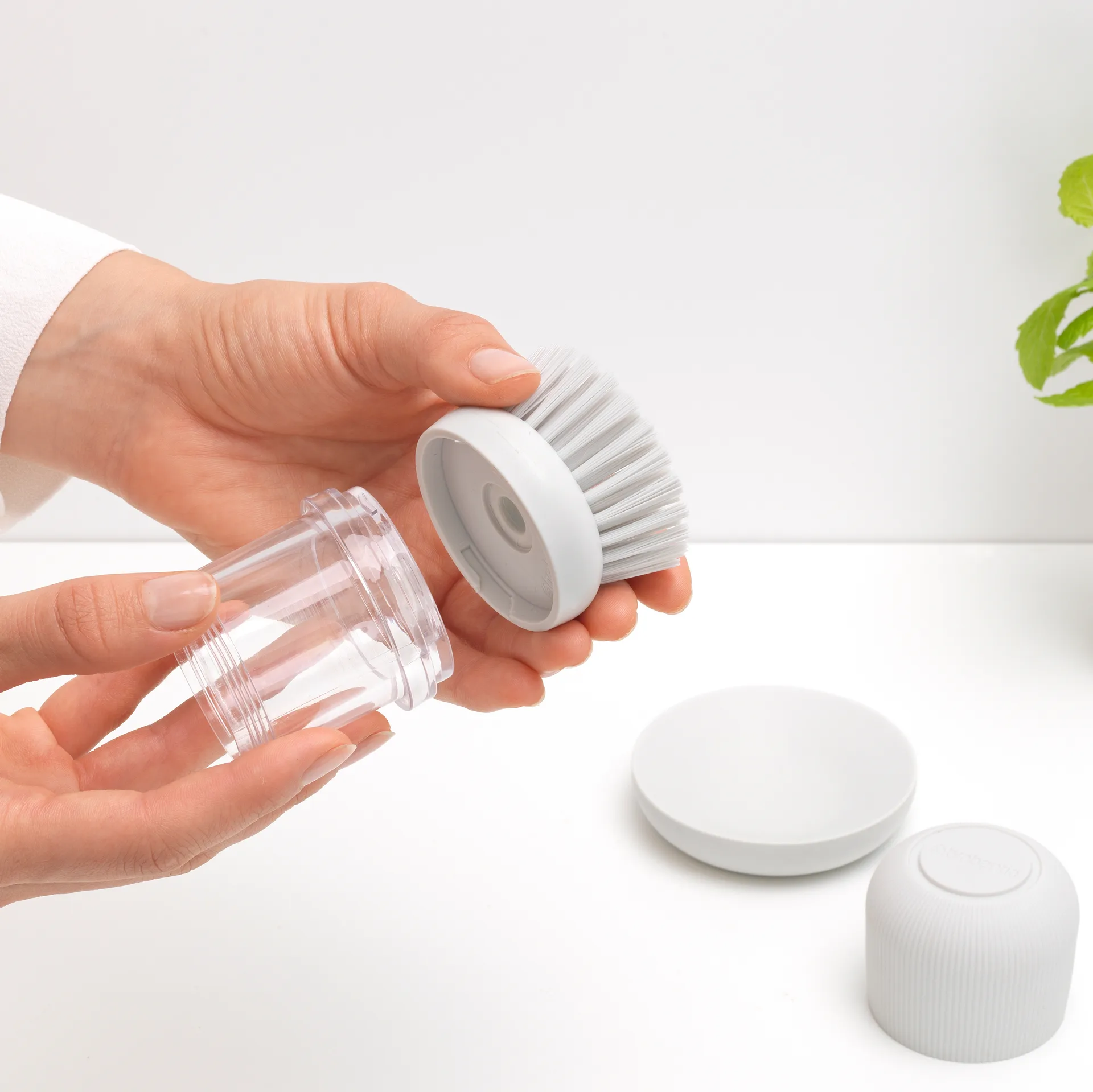 Cepillo para platos con dispensador Brabantia, gris claro Brabantia