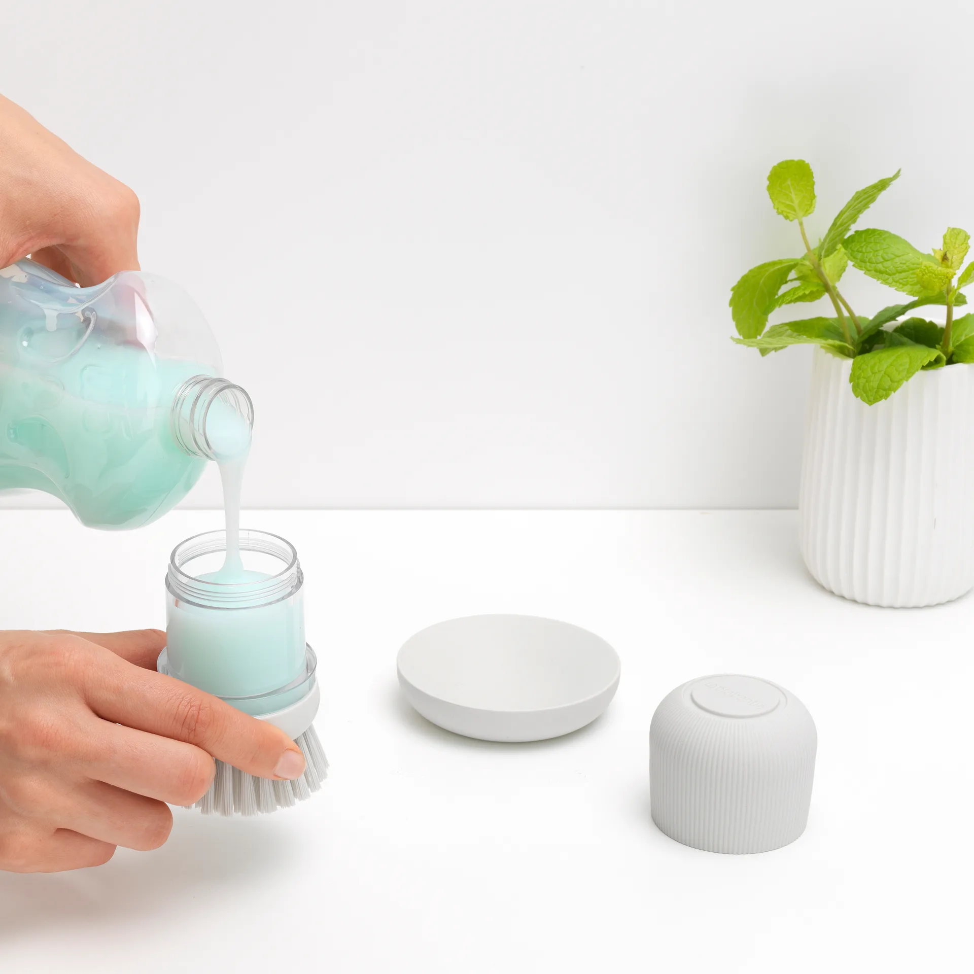 Cepillo para platos con dispensador Brabantia, gris claro Brabantia