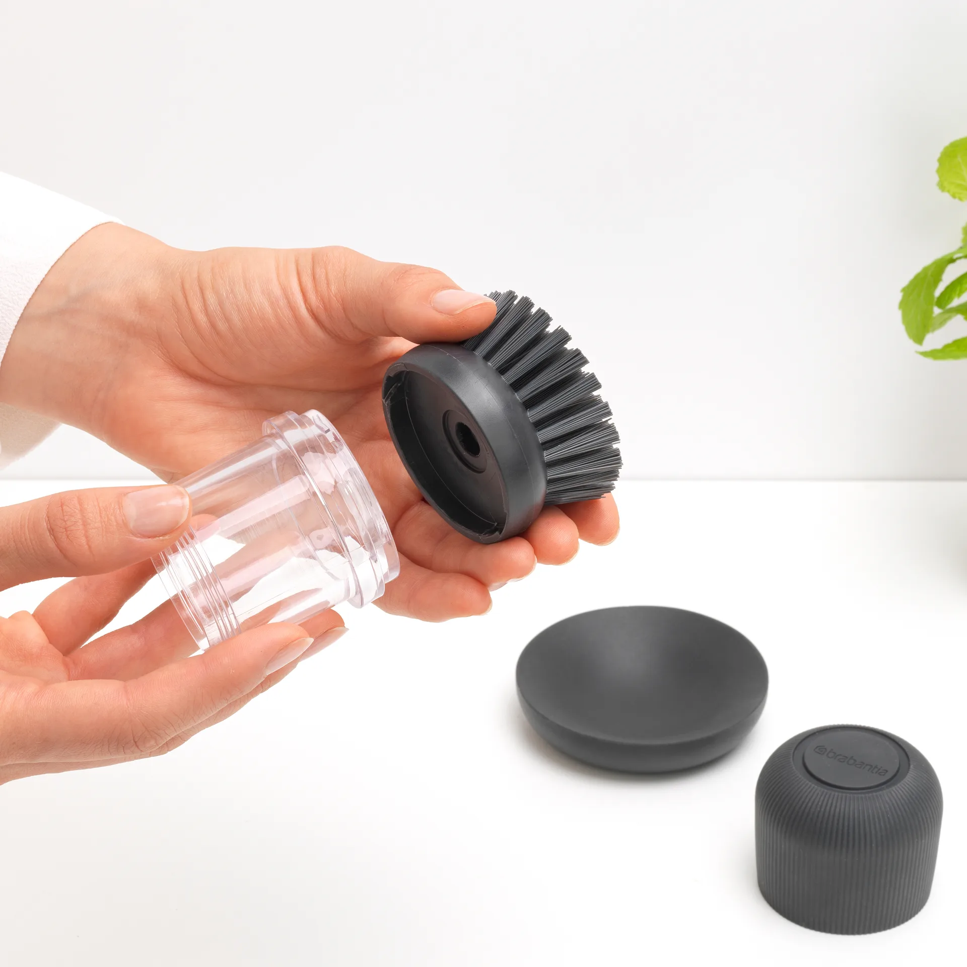 Cepillo para platos con dispensador Brabantia, gris oscuro Brabantia