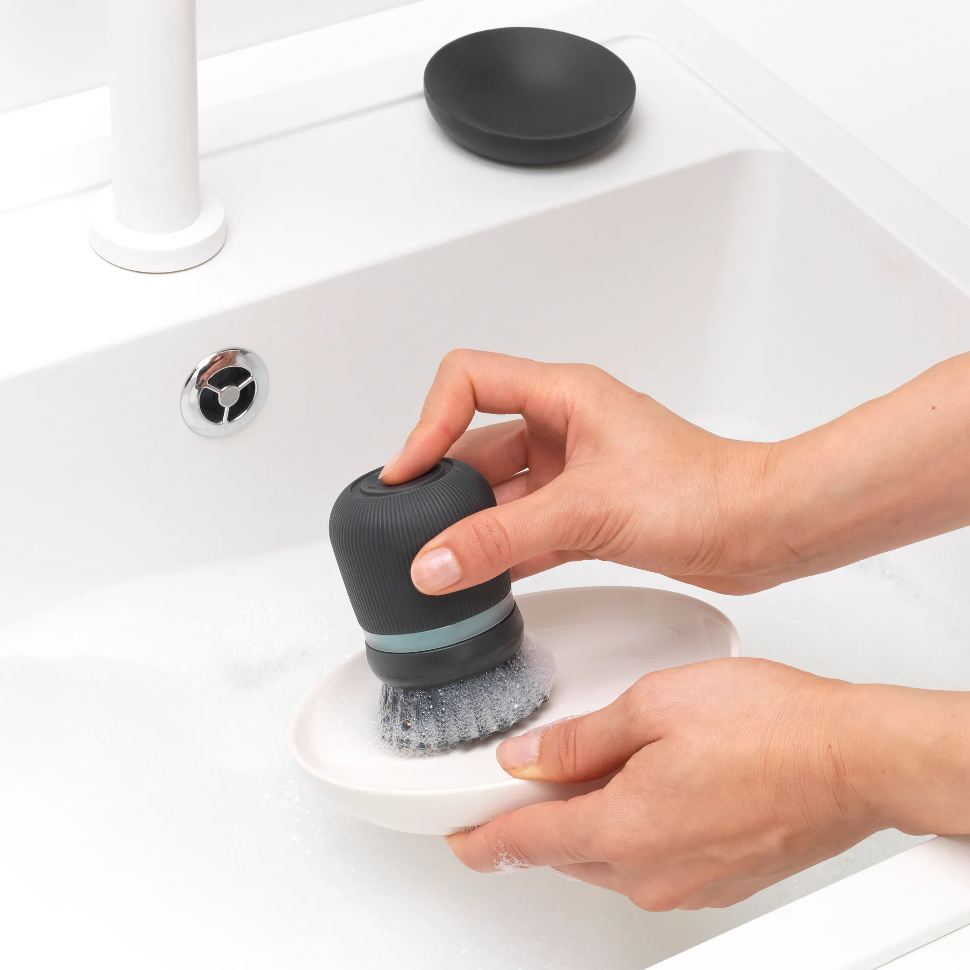 Cepillo para platos con dispensador Brabantia, gris oscuro Brabantia