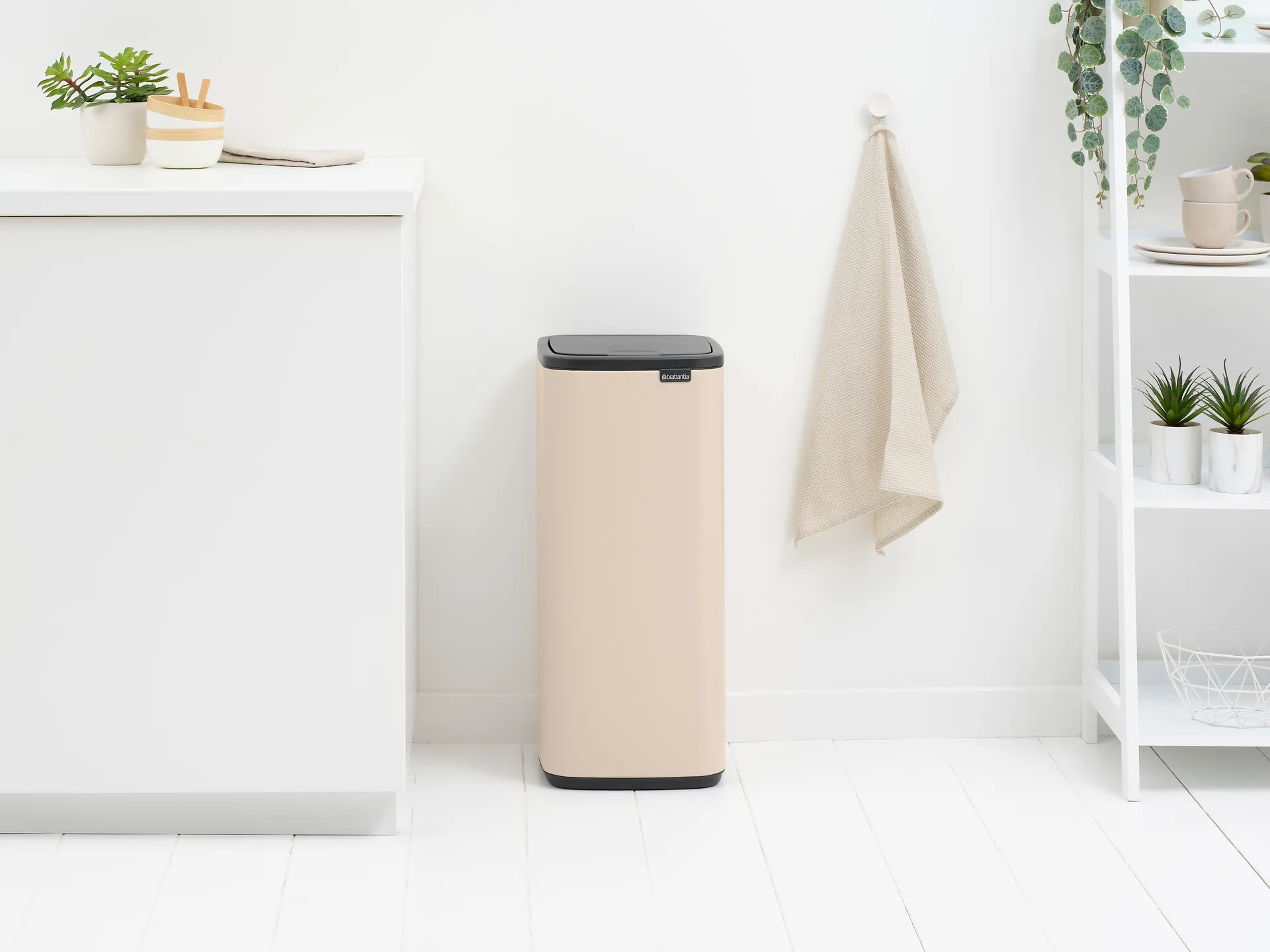 Cubo de basura Bo Touch Bin 30 L, Beige suave Brabantia