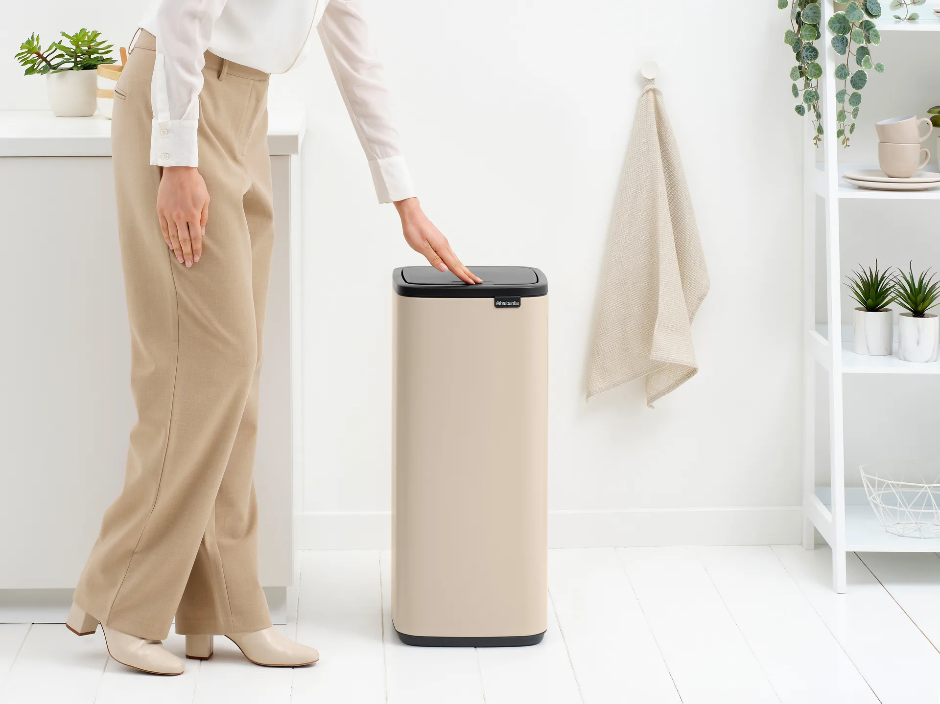 Cubo de basura Bo Touch Bin 30 L, Beige suave Brabantia