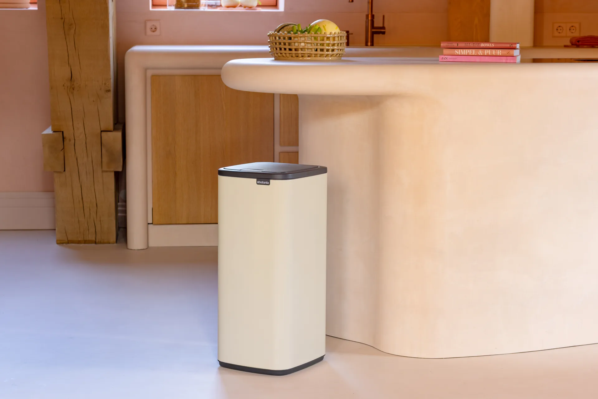 Cubo de basura Bo Touch Bin 30 L, Beige suave Brabantia