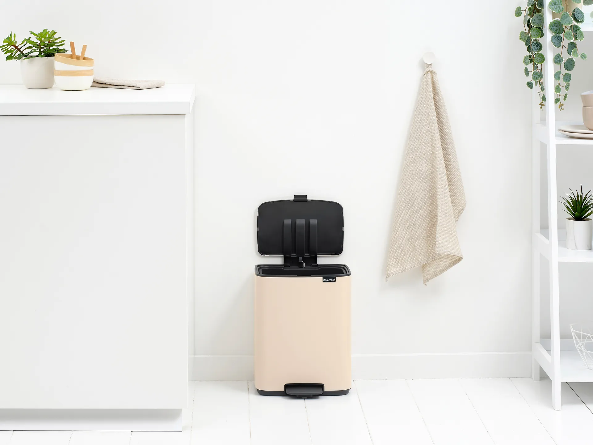 Cubo de basura con pedal Bo 12 L, Beige suave Brabantia