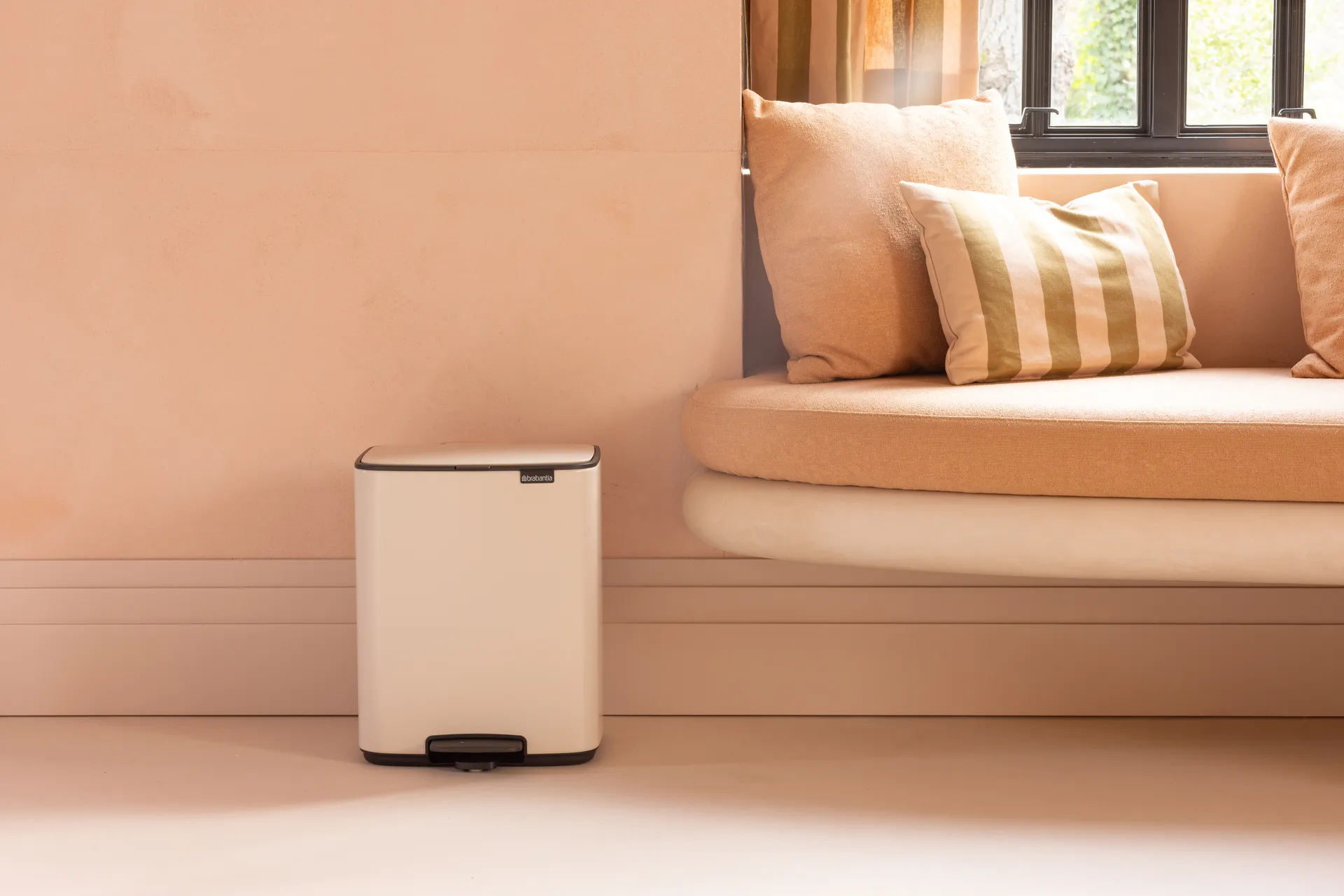 Cubo de basura con pedal Bo 12 L, Beige suave Brabantia