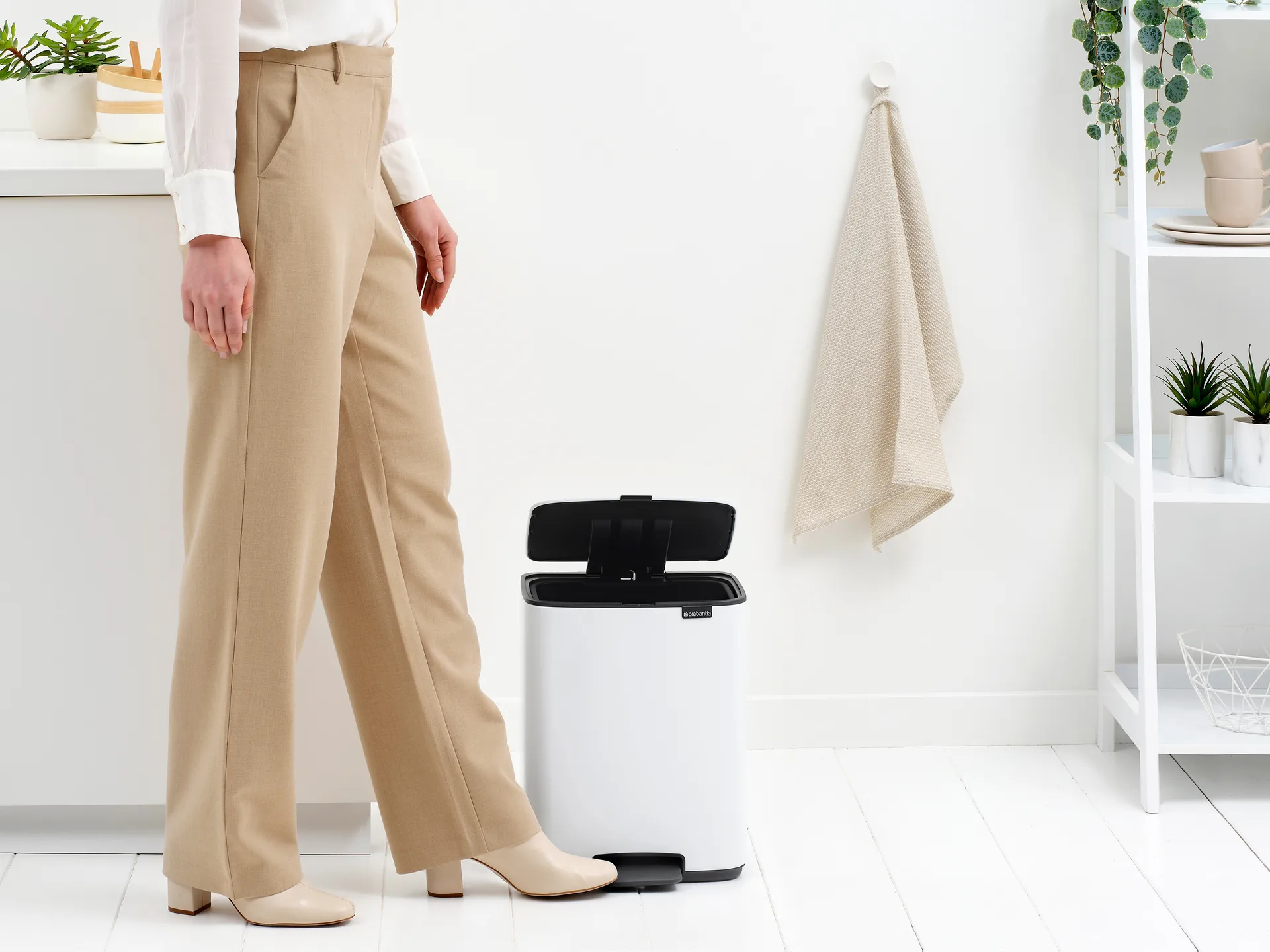 Cubo de basura con pedal Bo 12 L, Blanco Brabantia