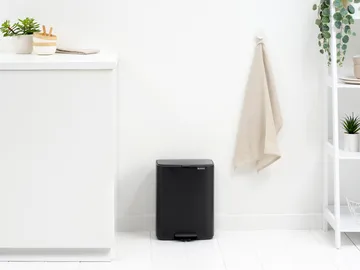 Cubo de basura con pedal Bo 12 L - Negro mate - Brabantia