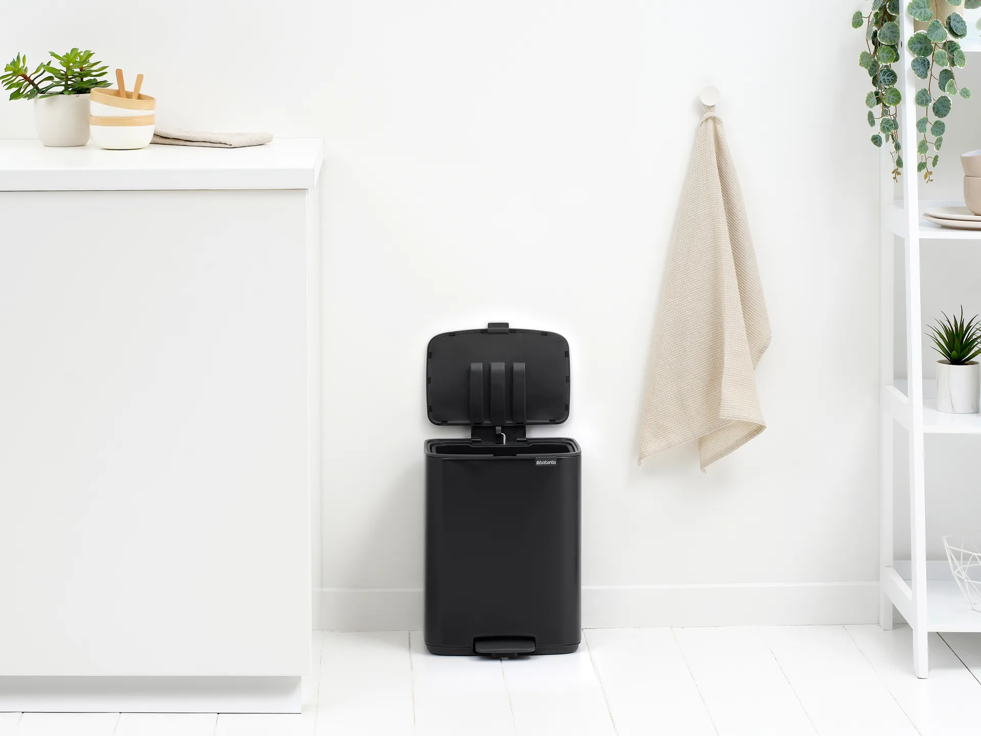 Cubo de basura con pedal Bo 12 L, Negro mate Brabantia
