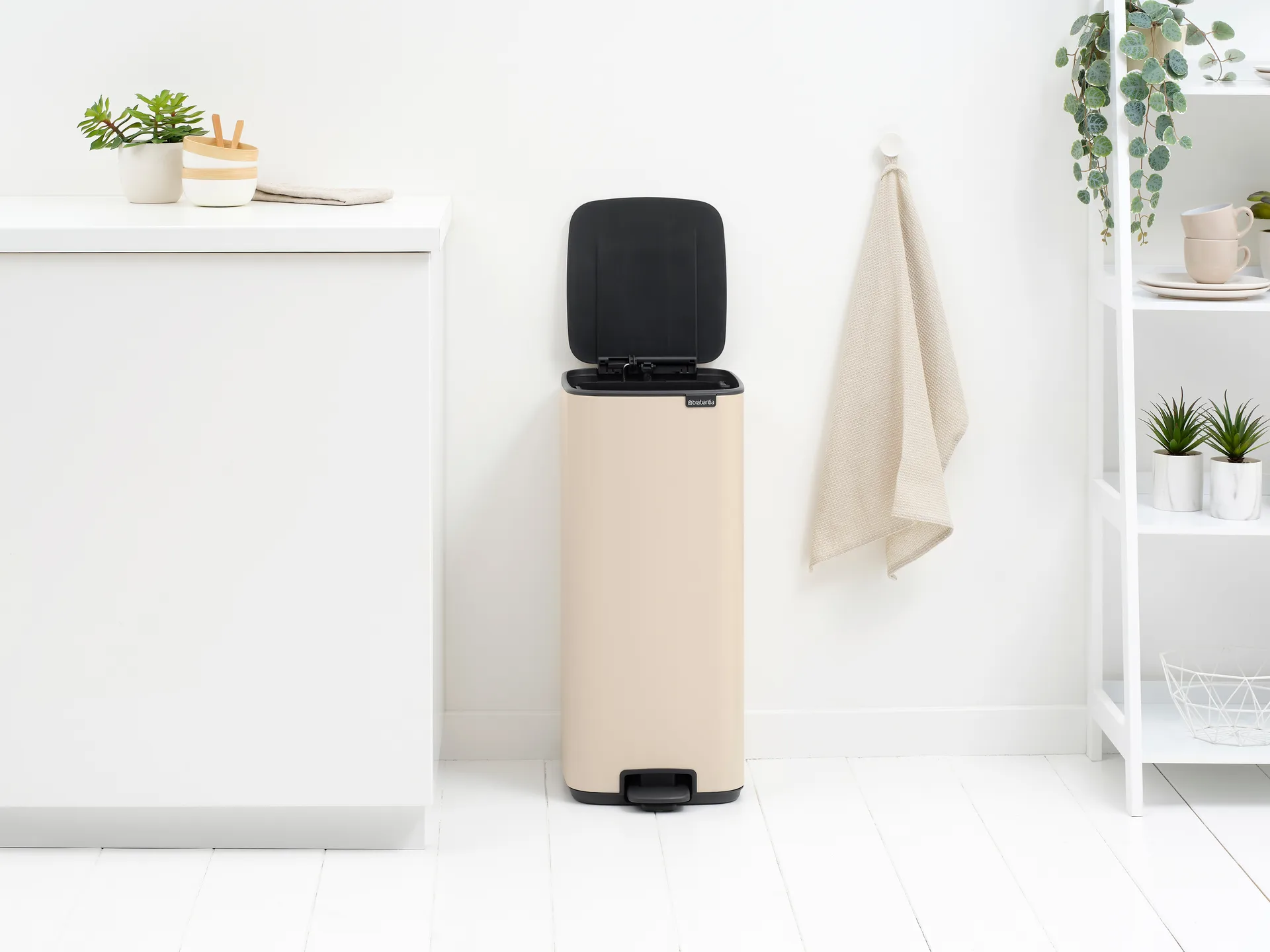 Cubo de basura con pedal Bo 30 L, Beige suave Brabantia