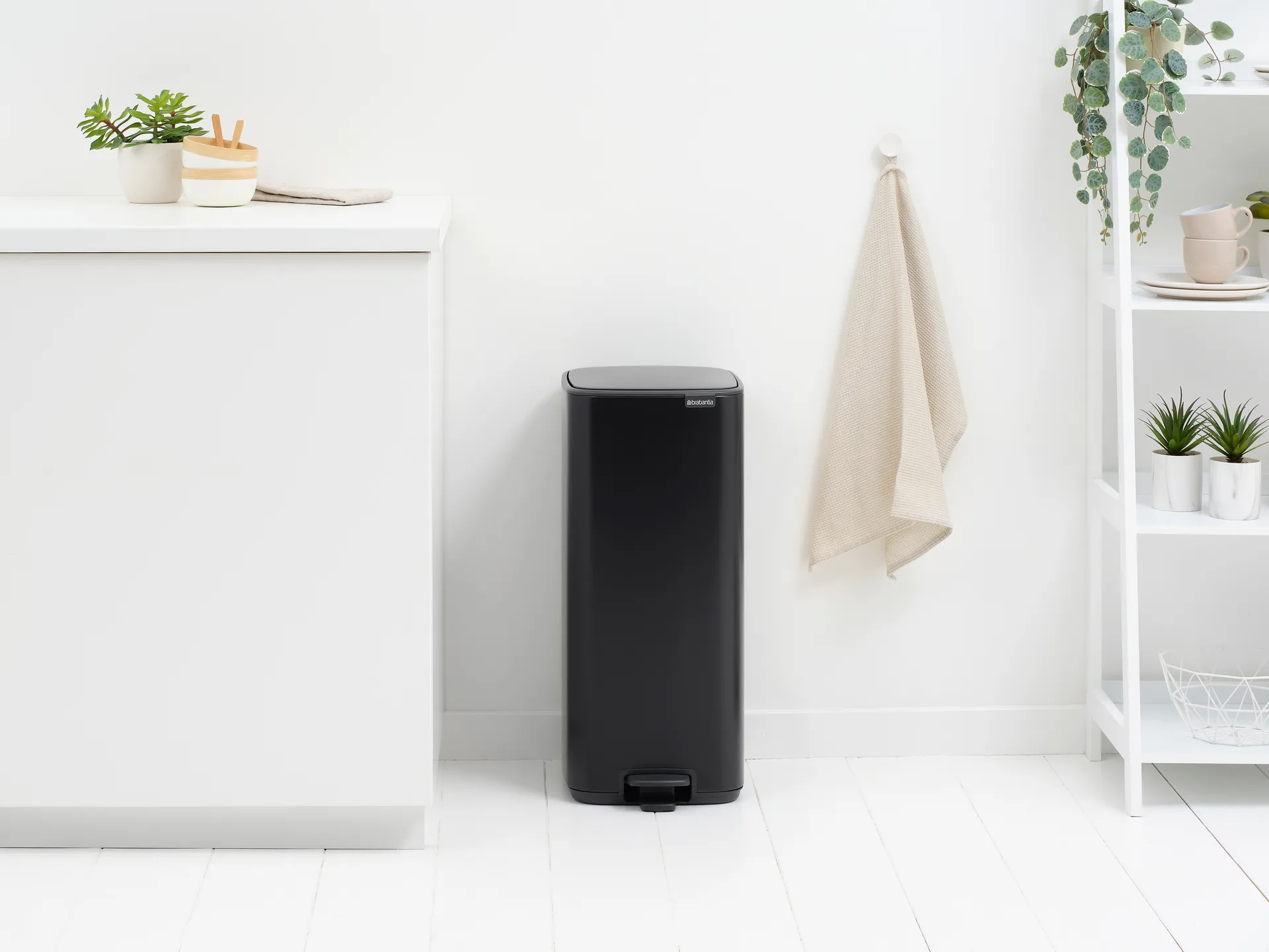 Cubo de basura con pedal Bo 30 L, Negro mate Brabantia