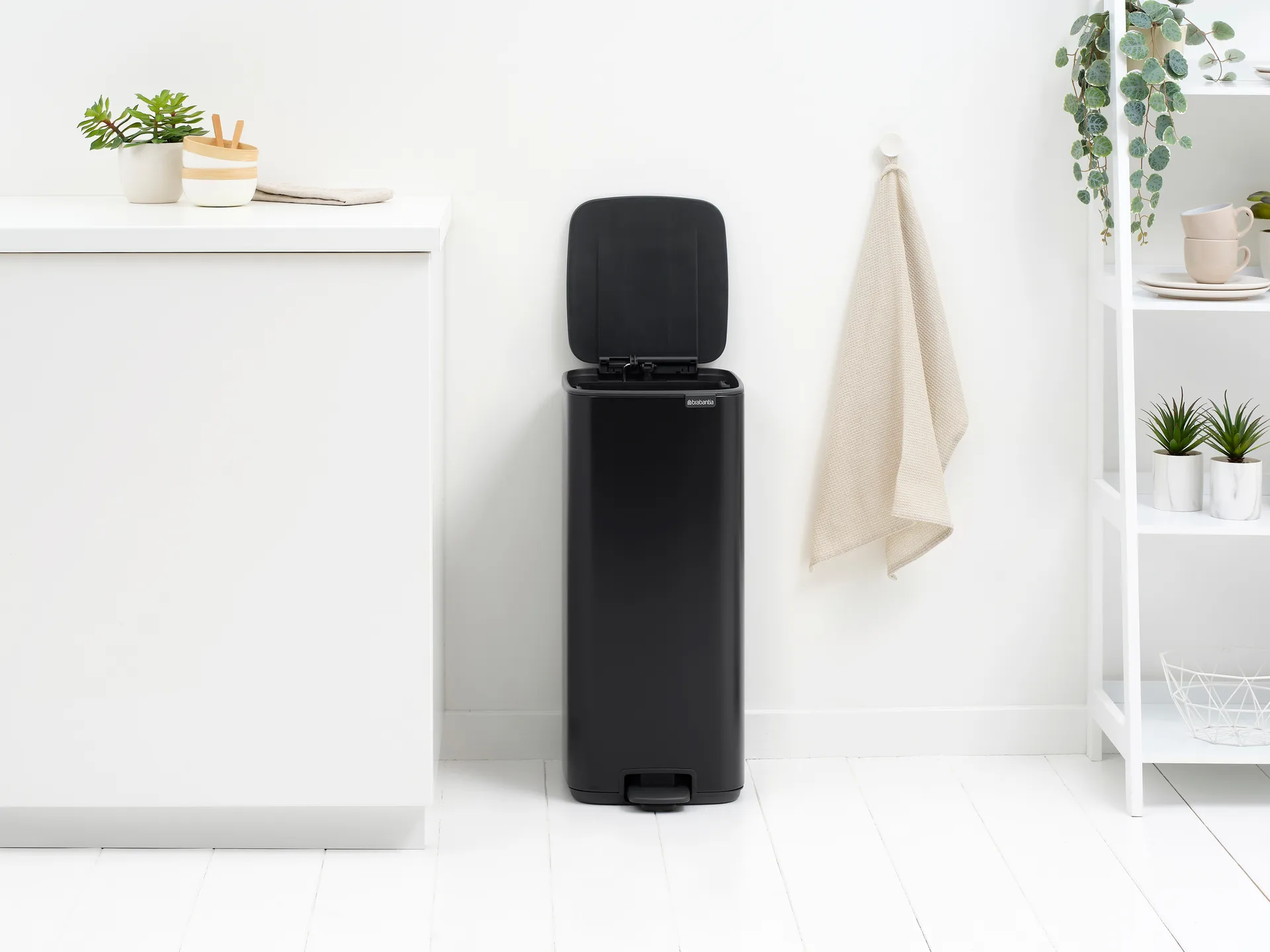 Cubo de basura con pedal Bo 30 L, Negro mate Brabantia