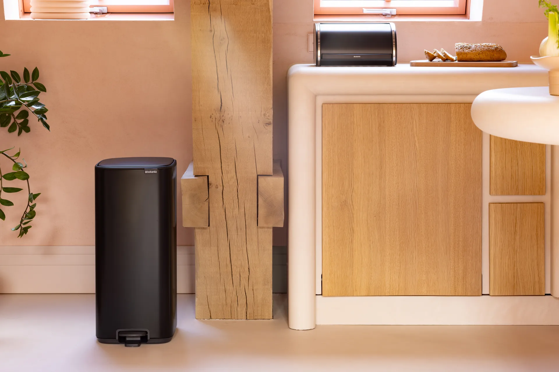 Cubo de basura con pedal Bo 30 L, Negro mate Brabantia