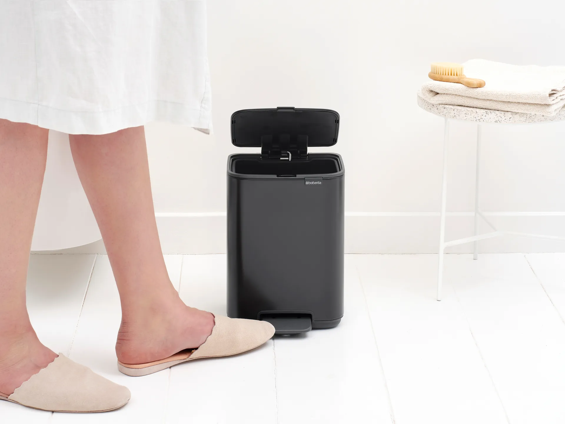 Cubo de basura con pedal Bo 4 L, Negro mate Brabantia