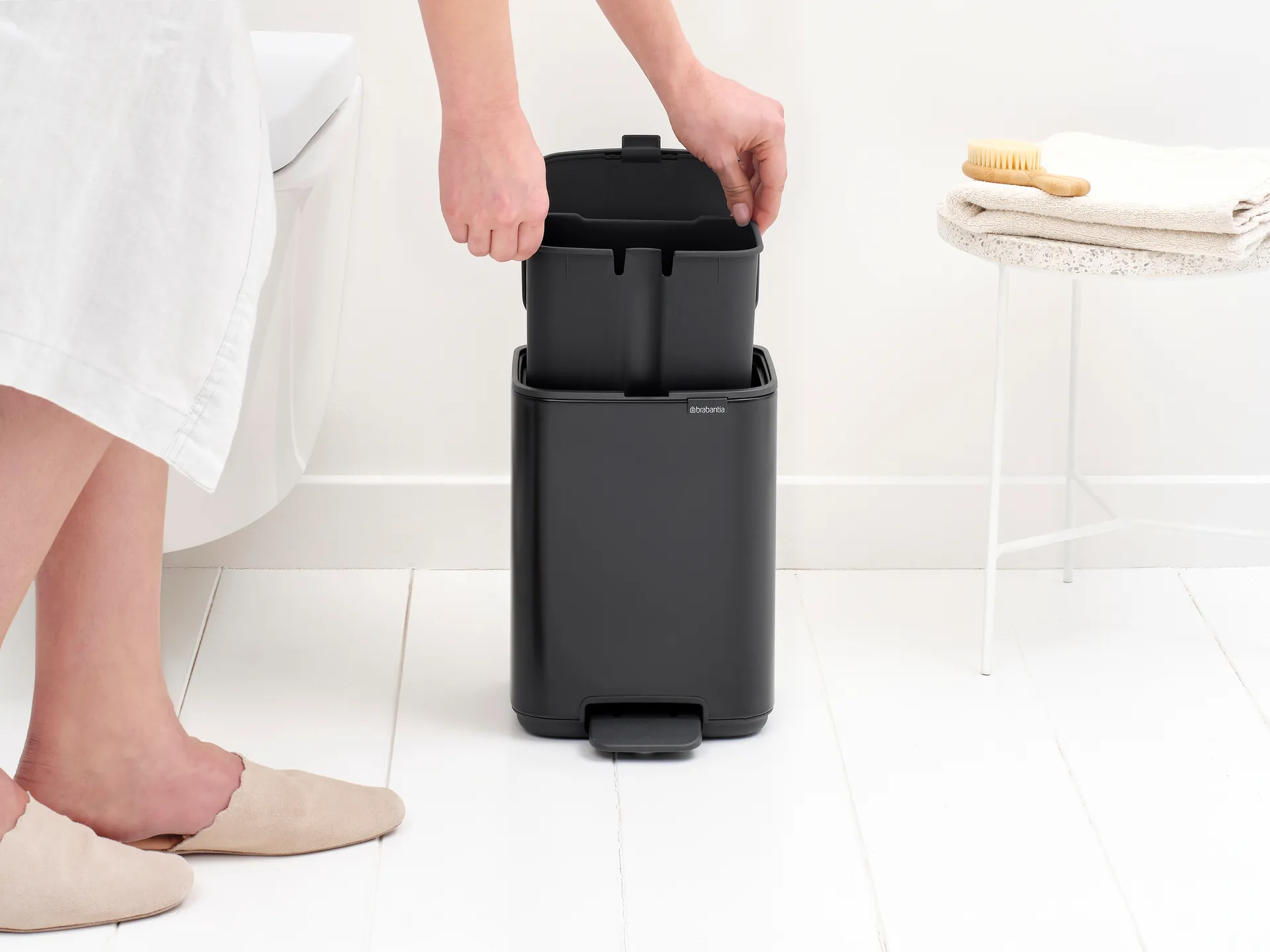 Cubo de basura con pedal Bo 4 L, Negro mate Brabantia