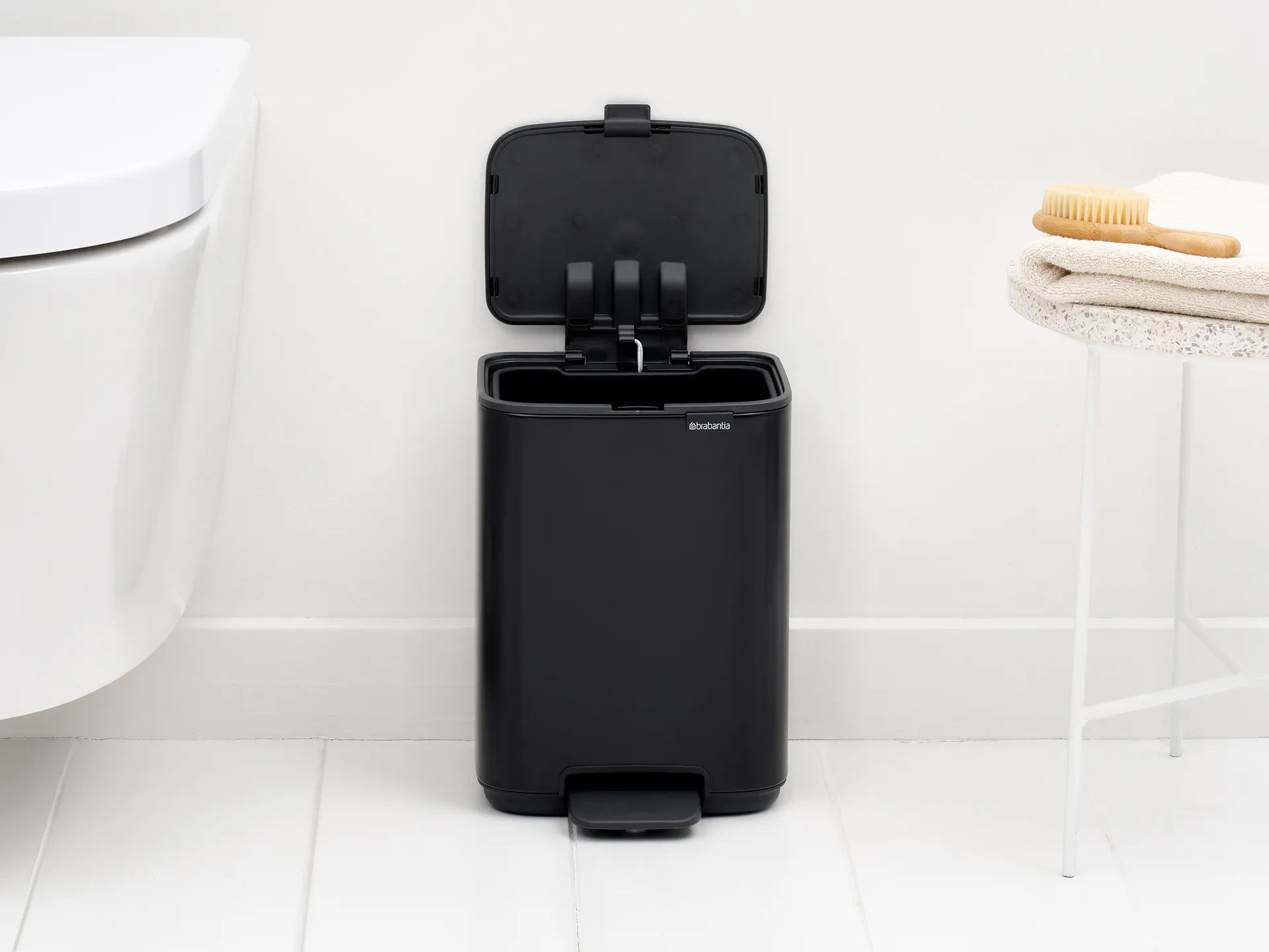 Cubo de basura con pedal Bo 4 L, Negro mate Brabantia