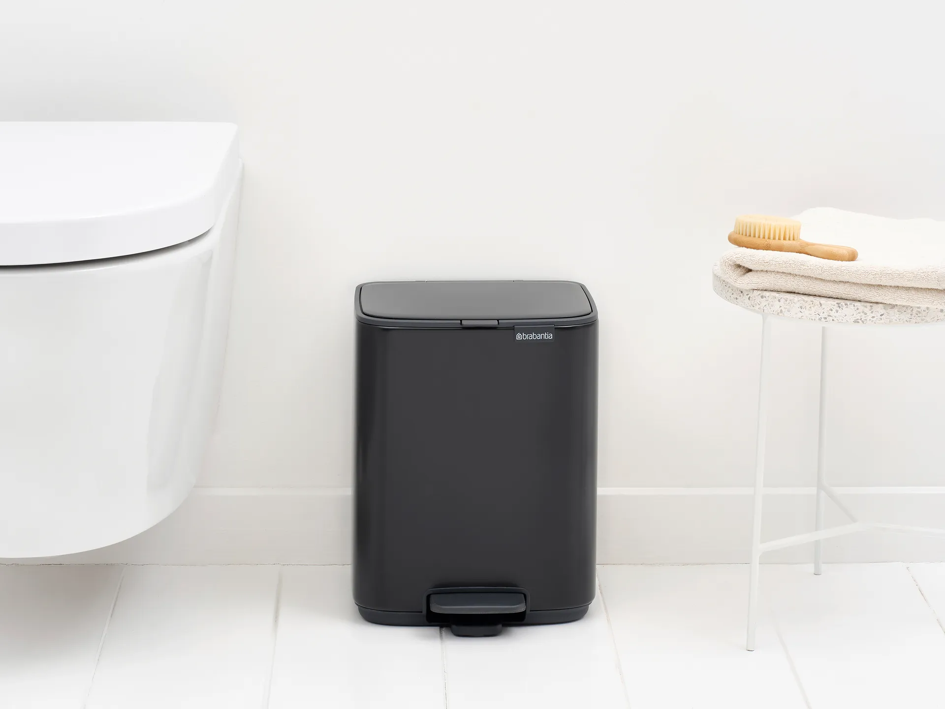 Cubo de basura con pedal Bo 7 L, Negro mate Brabantia