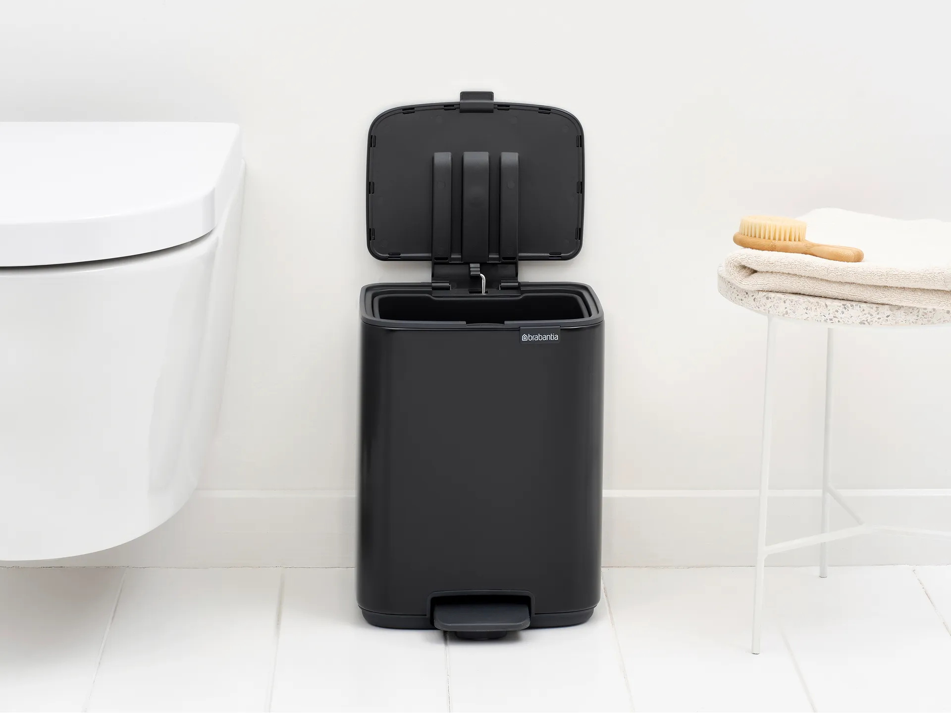 Cubo de basura con pedal Bo 7 L, Negro mate Brabantia