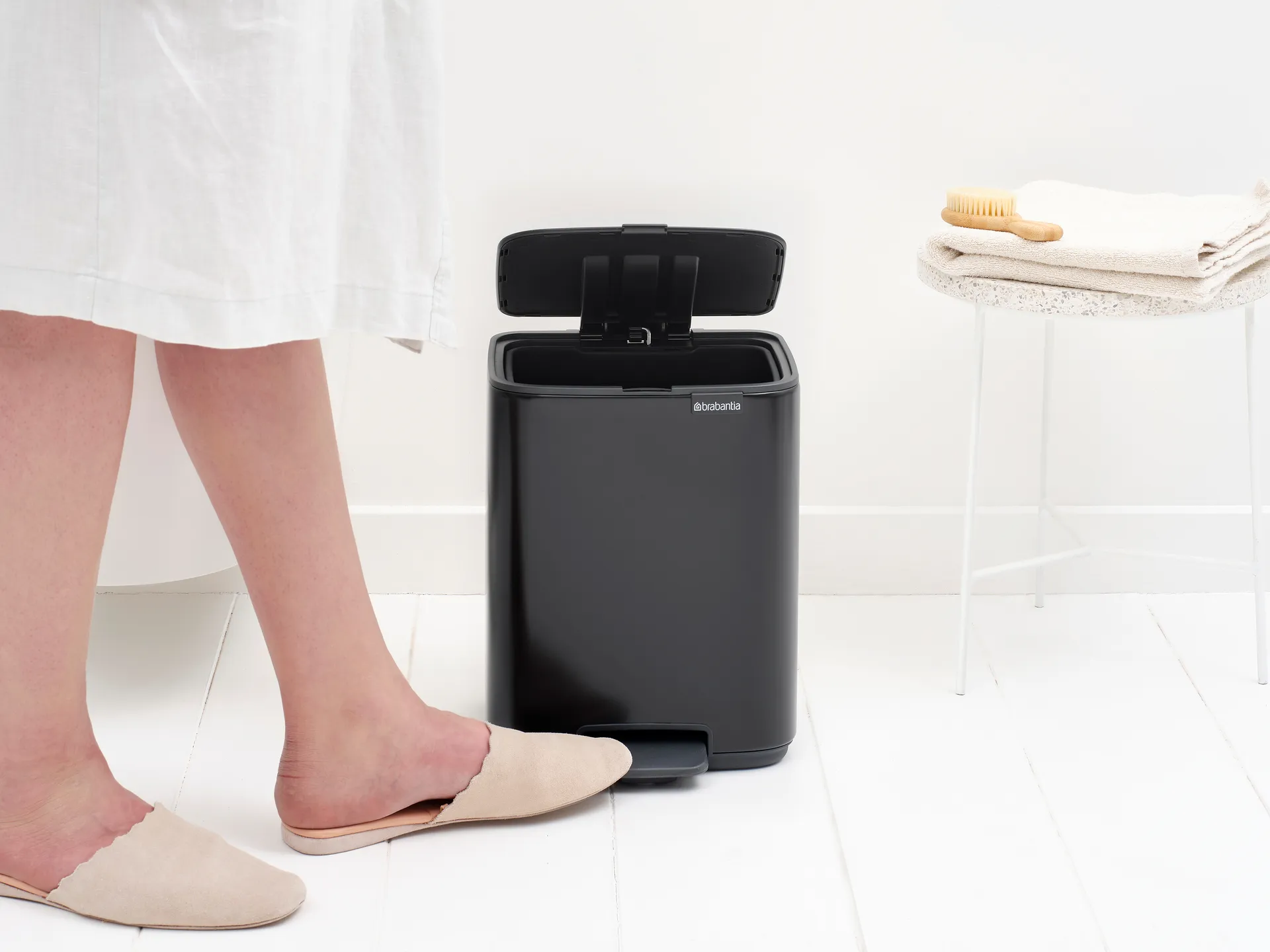 Cubo de basura con pedal Bo 7 L, Negro mate Brabantia