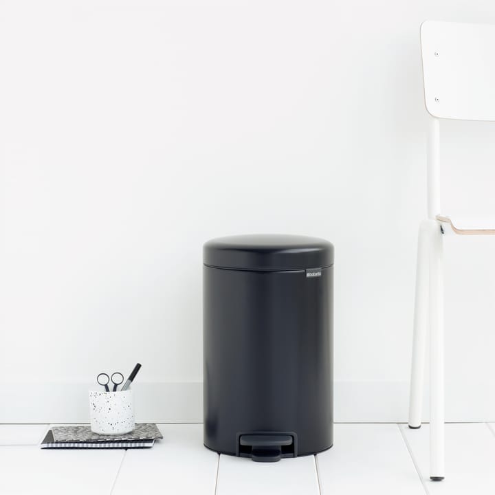 Cubo de pedal newIcon 12L, matt black (negro) Brabantia