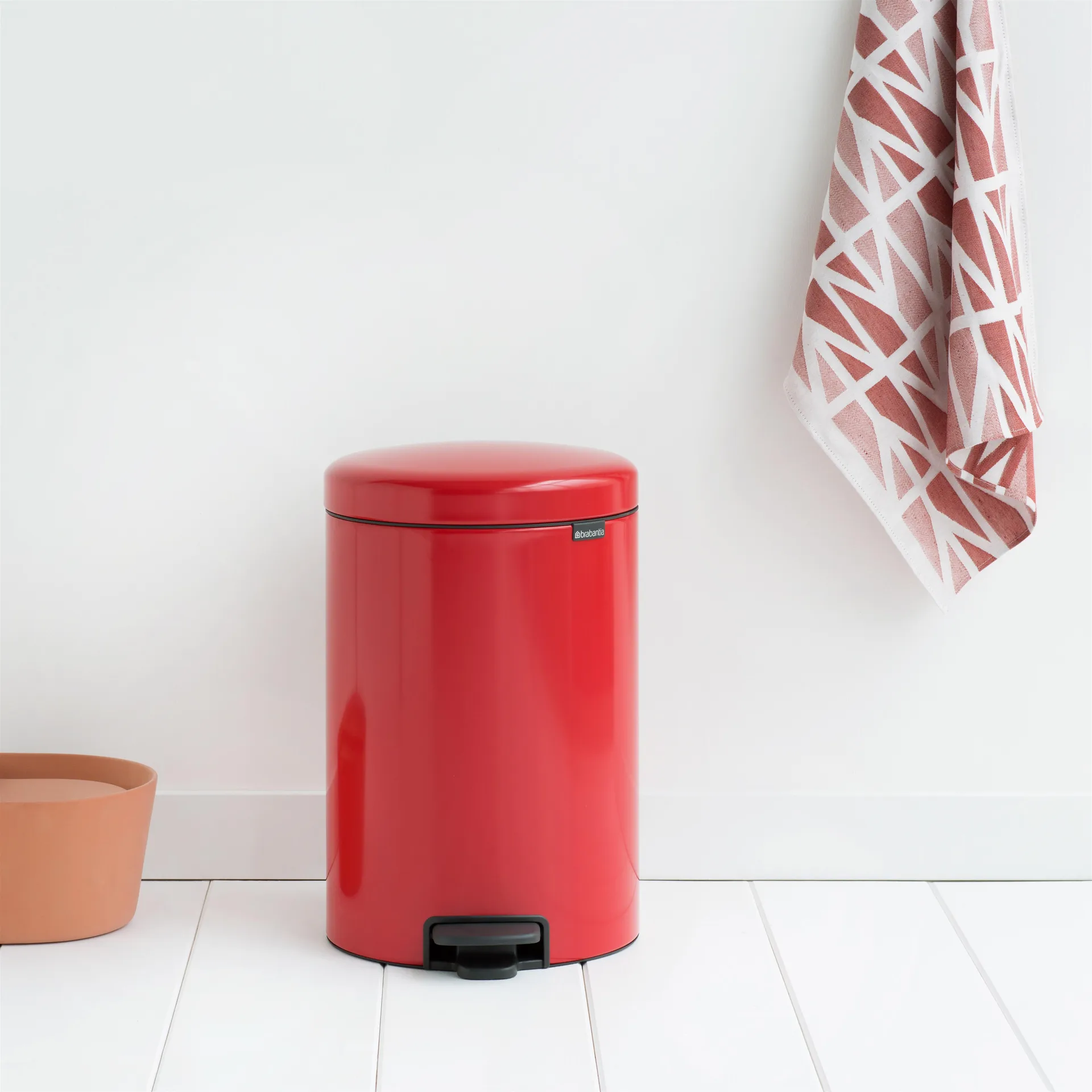 Cubo de pedal newIcon 20L, Passion red (rojo) Brabantia