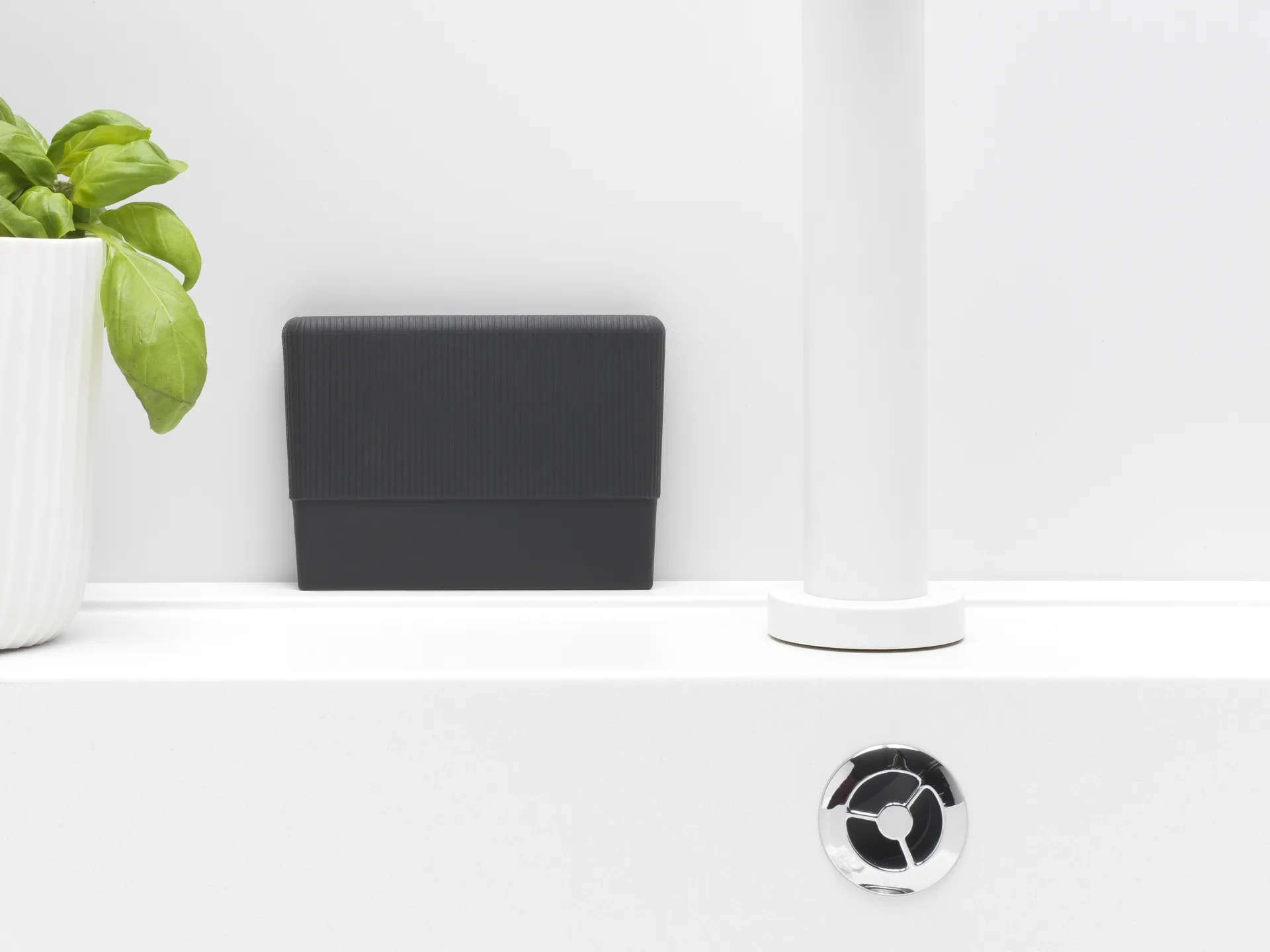 Espátula limpiadora para platos Sinkside, gris oscuro Brabantia