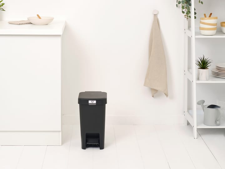 Papelera con pedal StepUp de 10 L - Gris oscuro - Brabantia