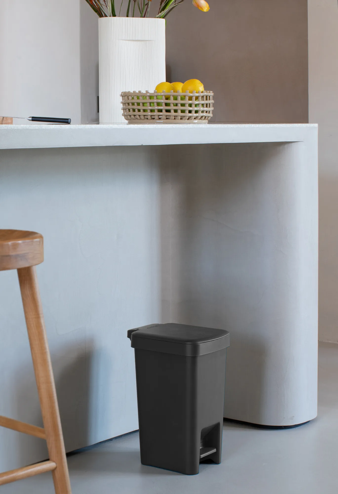 Papelera con pedal StepUp de 10 L, Gris oscuro Brabantia