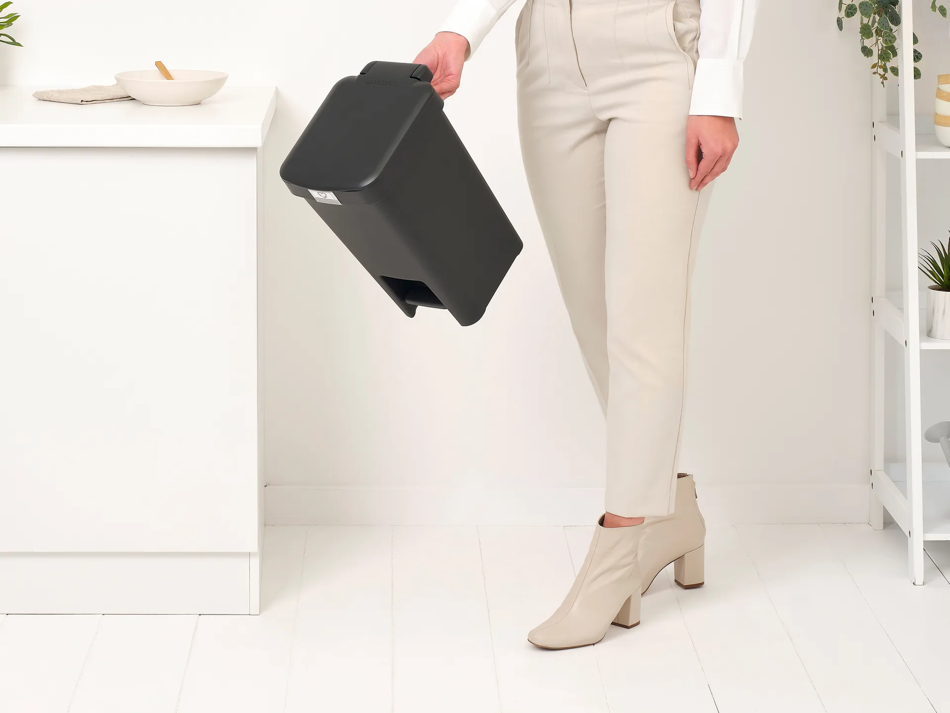 Papelera con pedal StepUp de 10 L, Gris oscuro Brabantia