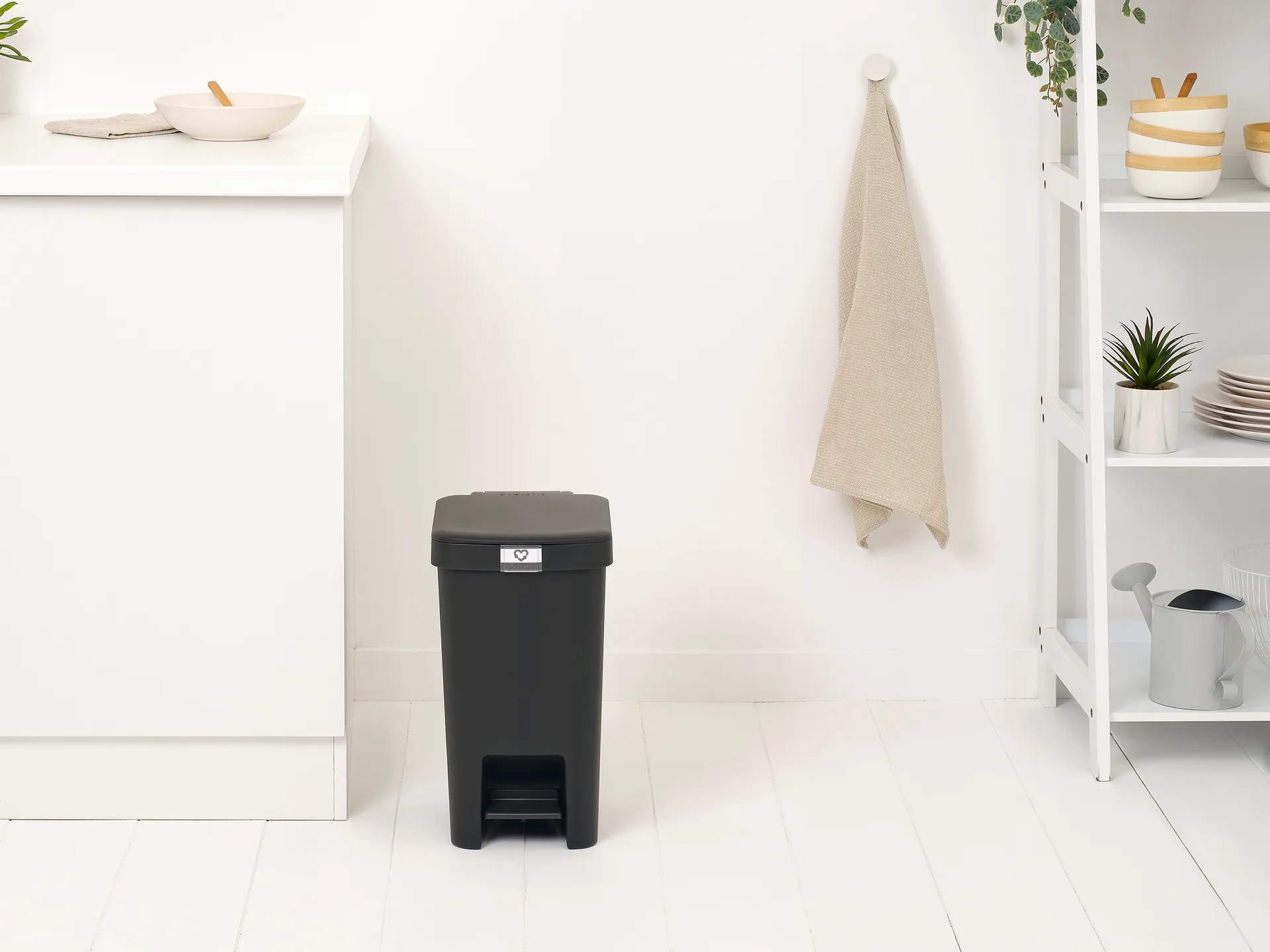 Papelera con pedal StepUp de 16 L, Gris oscuro Brabantia