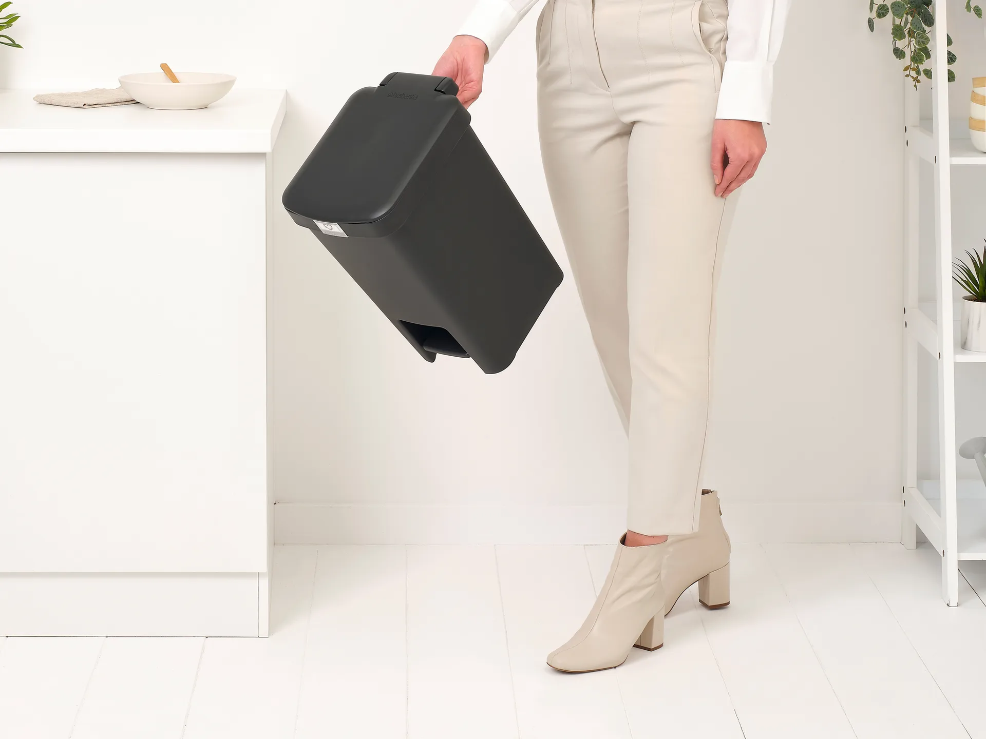 Papelera con pedal StepUp de 16 L, Gris oscuro Brabantia