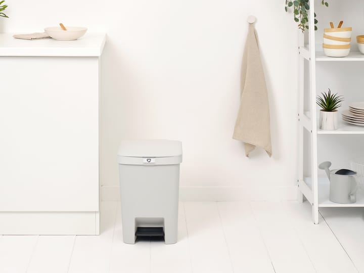 Papelera con pedal StepUp de 25 L, Gris claro Brabantia
