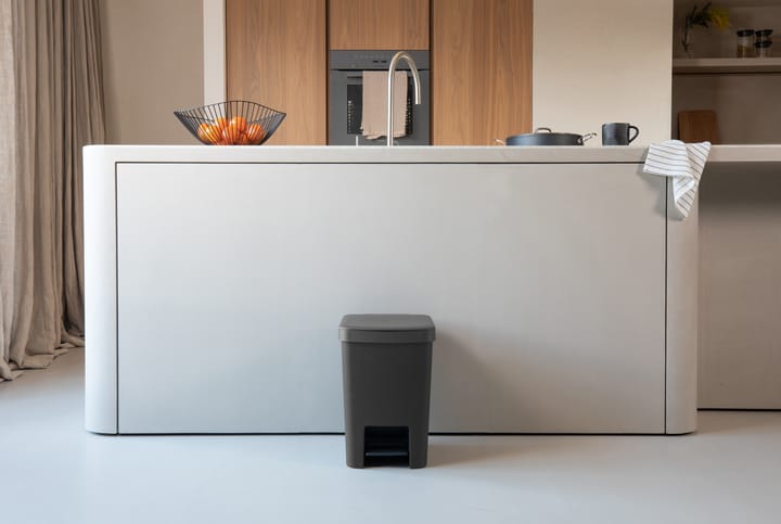 Papelera con pedal StepUp de 25 L, Gris oscuro Brabantia