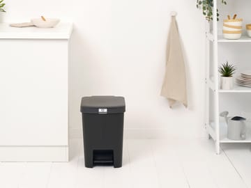 Papelera con pedal StepUp de 25 L - Gris oscuro - Brabantia