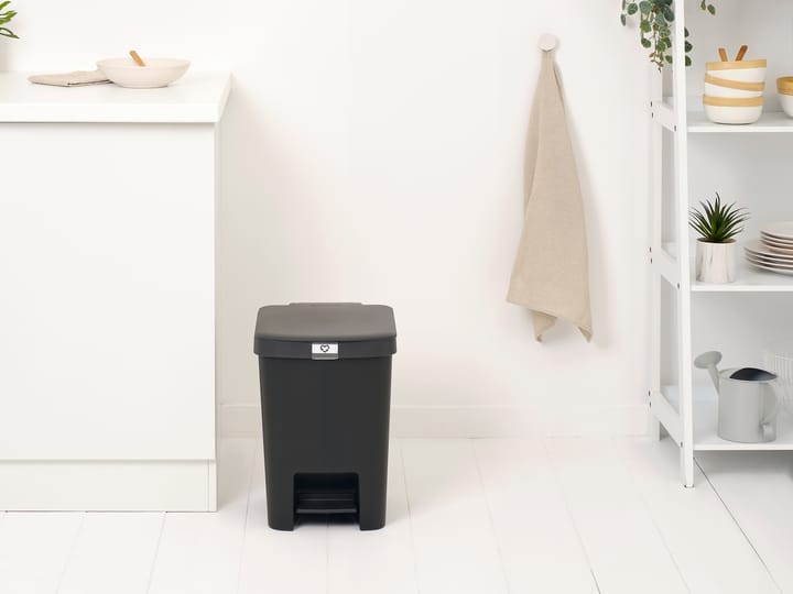 Papelera con pedal StepUp de 25 L, Gris oscuro Brabantia
