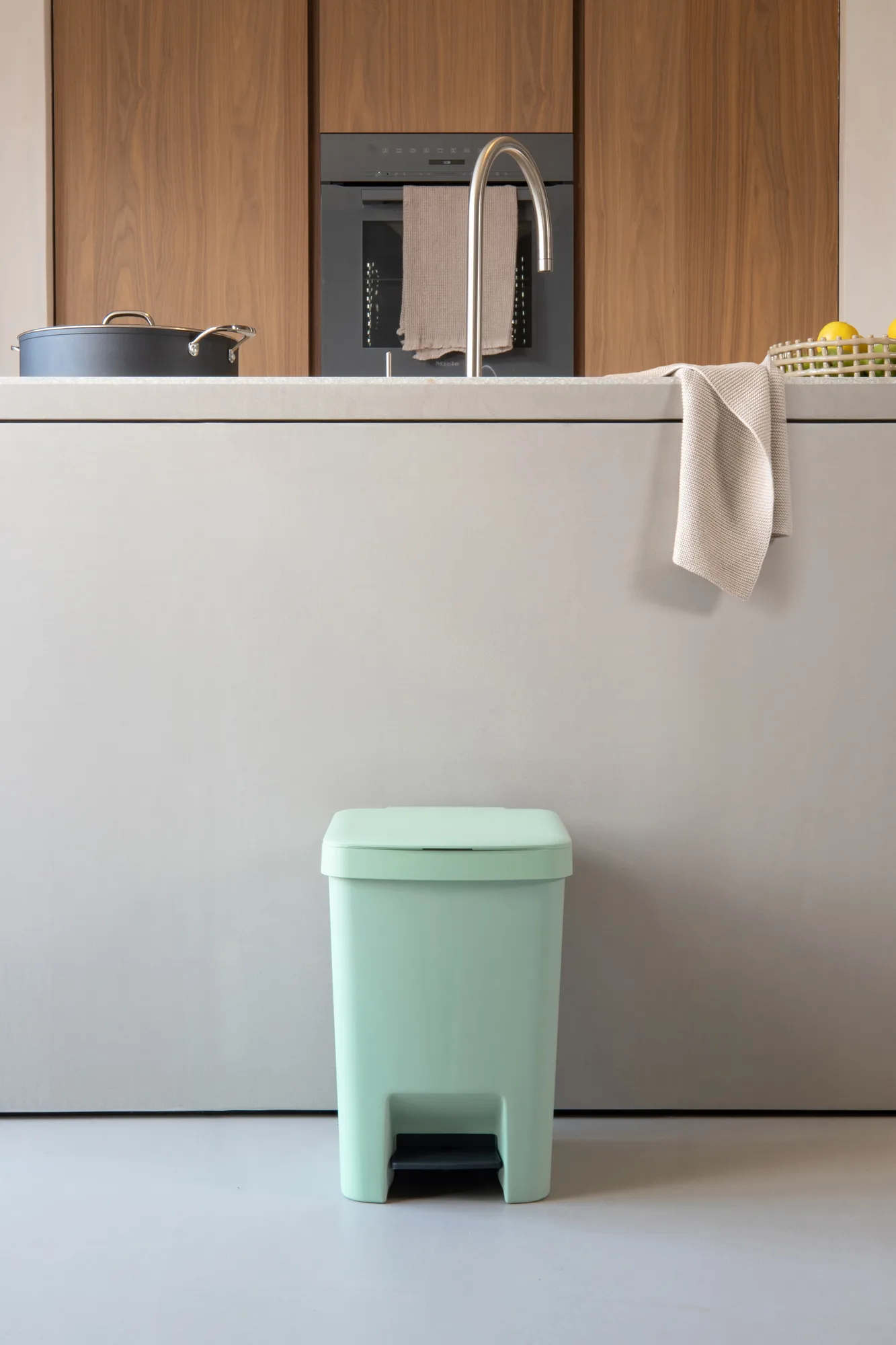 Papelera con pedal StepUp de 25 L, Jade green Brabantia