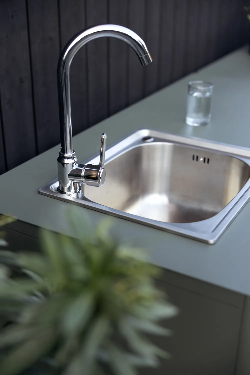 Kelia cocina de exterior con banco y estantes, Antracita, 121x91x64 cm Brafab