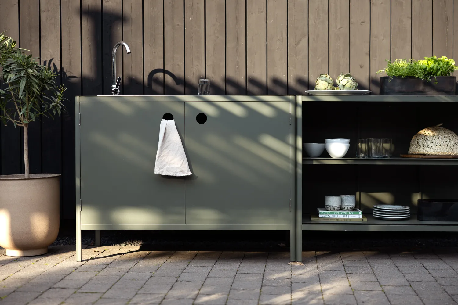 Kelia cocina de exterior con banco y estantes, Nordic green, 121x91x64 cm Brafab