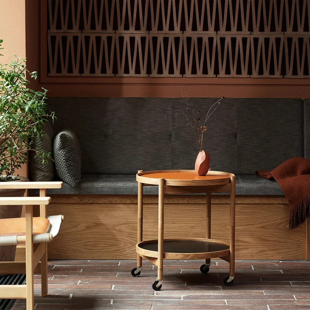 Carrito Bølling Tray Table model 50, Stone, estructura de nogal aceitado Brdr. Krüger