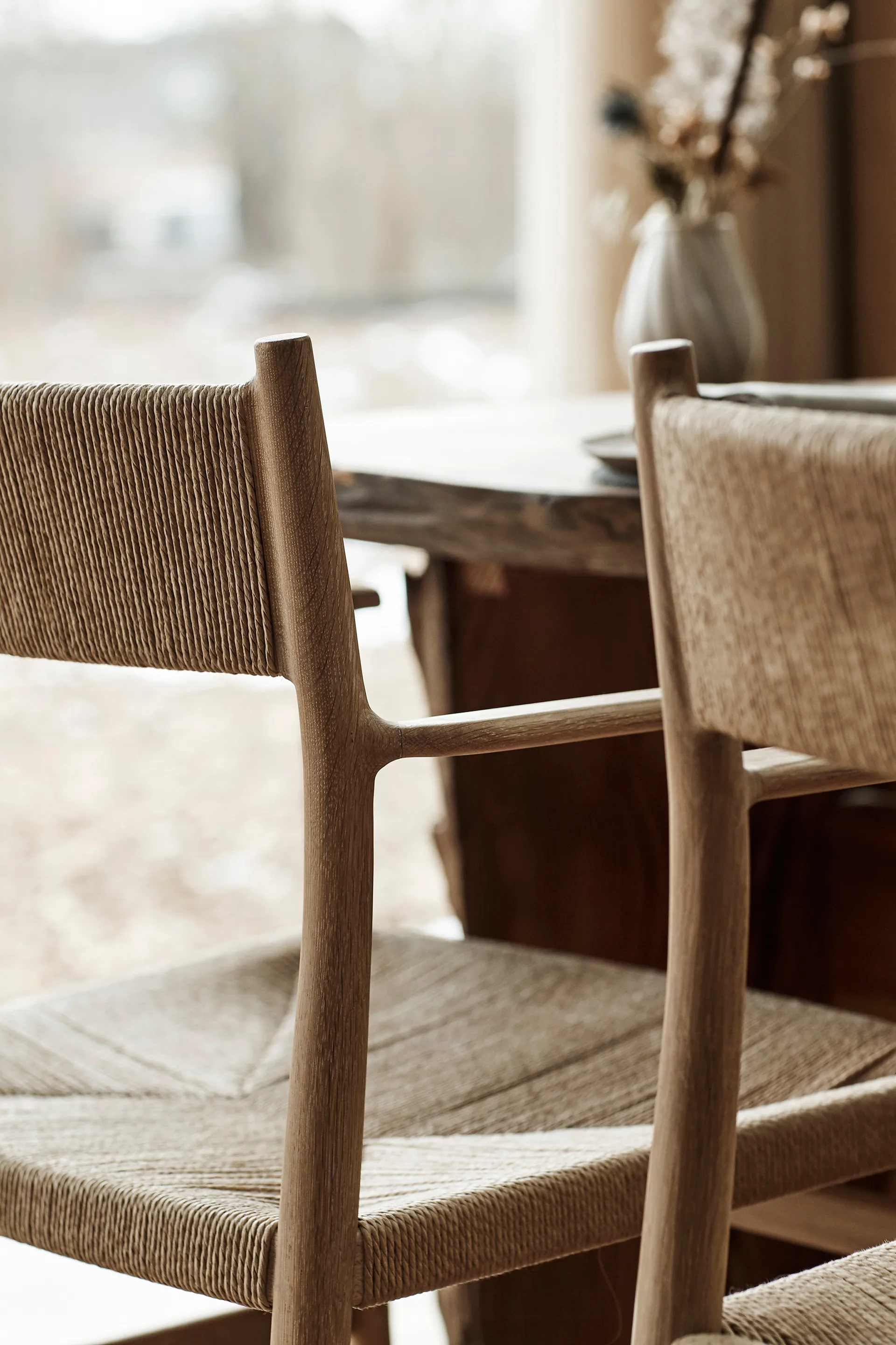 Silla con reposabrazos Arv respaldo y asiento tejidos, Roble aceitado ahumado-cordón de papel Brdr. Krüger