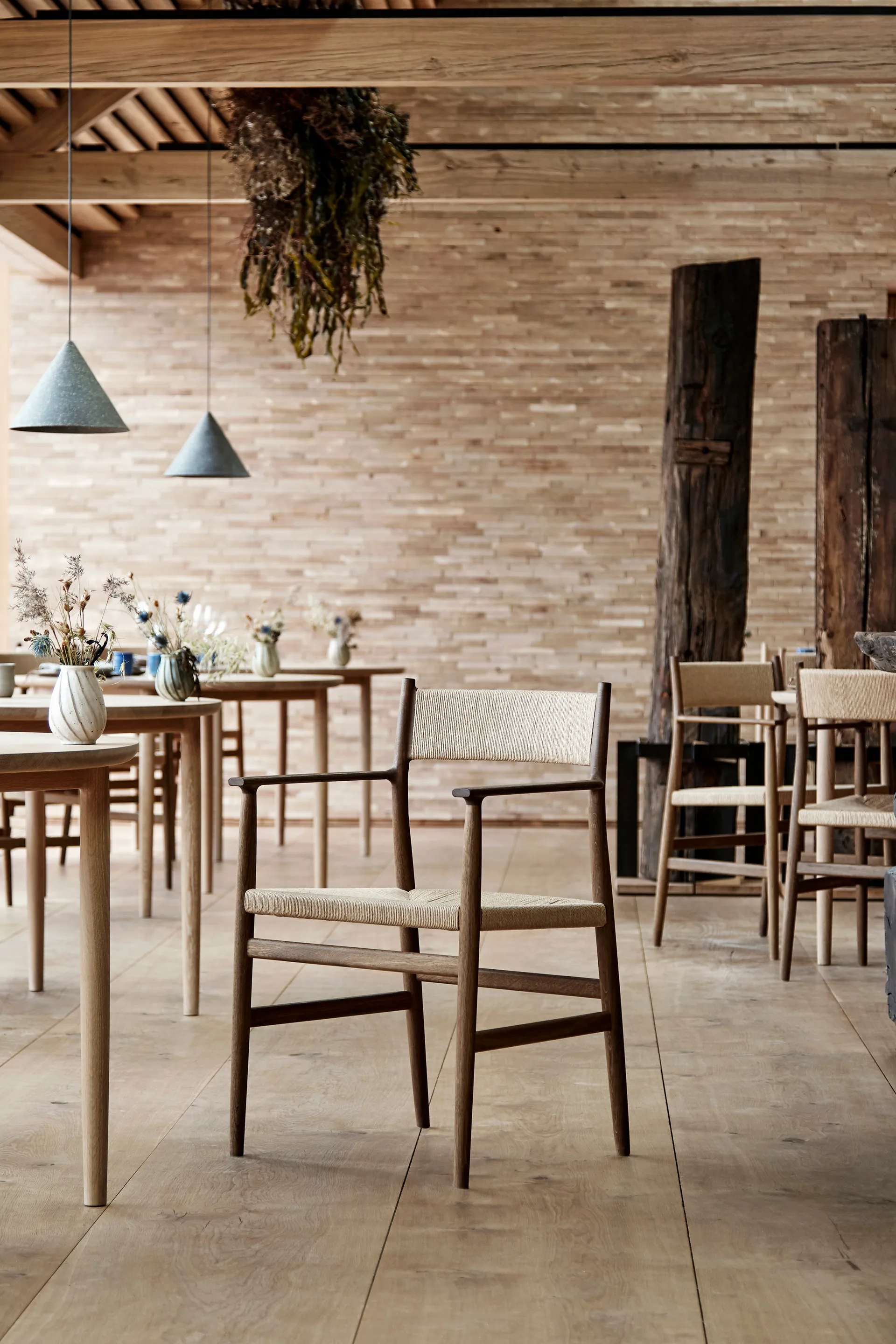 Silla con reposabrazos Arv respaldo y asiento tejidos, Roble aceitado ahumado-cordón de papel Brdr. Krüger