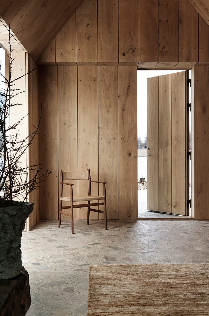 Silla con reposabrazos Arv respaldo y asiento tejidos, Roble aceitado ahumado-cordón de papel Brdr. Krüger